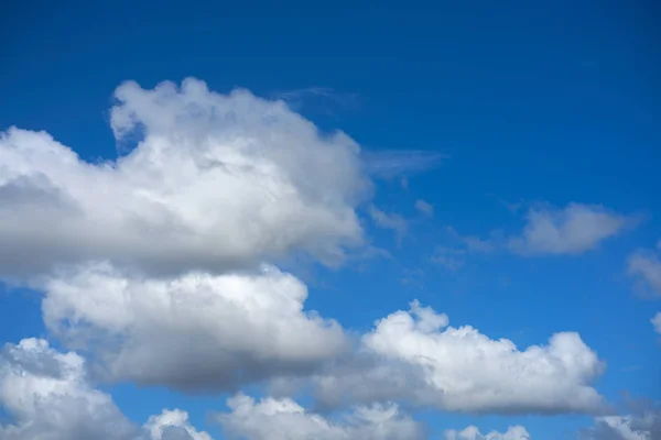 Blauer Sommerhimmel weiße Kumuluswolken — Stockfoto