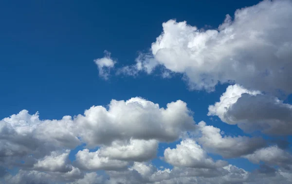 Mavi yaz gökyüzü beyaz cumulus bulutları — Stok fotoğraf