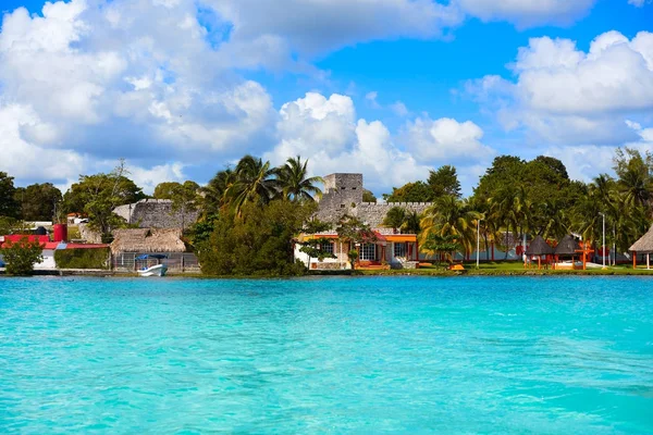 Готель Laguna de Bacalar лагуни в майя Мексики — стокове фото