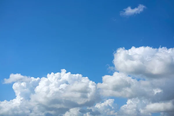 Blauwe zomer hemel witte cumulus wolken — Stockfoto