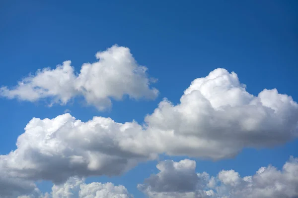 Albastru vara cer alb cumulus nori — Fotografie, imagine de stoc