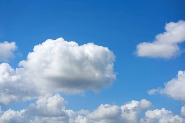 Albastru vara cer alb cumulus nori — Fotografie, imagine de stoc