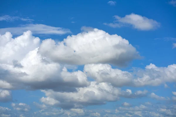 Mavi yaz gökyüzü beyaz cumulus bulutları — Stok fotoğraf