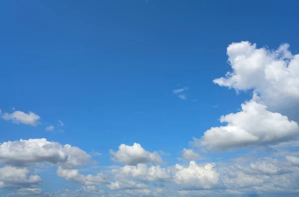 Mavi yaz gökyüzü beyaz cumulus bulutları — Stok fotoğraf