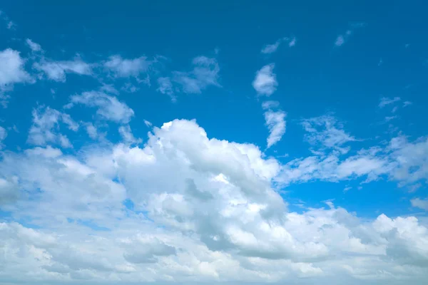 Céu azul verão branco cumulus nuvens — Fotografia de Stock