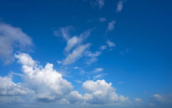 Blauer Sommerhimmel weiße Kumuluswolken — Stockfoto