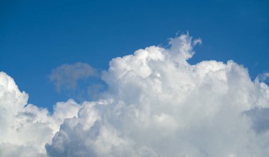Mavi yaz gökyüzü beyaz cumulus bulutları