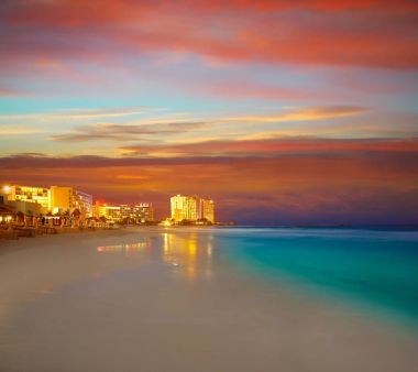 Meksika'da Cancun Forum beach günbatımı