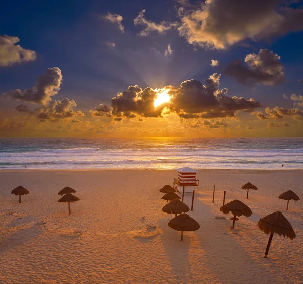 Канкун sunrise в Delfines пляж Мексиці — стокове фото