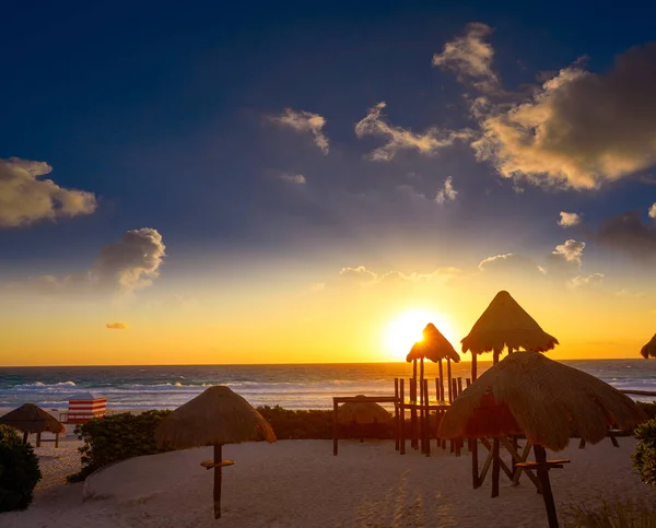 Cancun alba a Delfines Beach Messico — Foto Stock