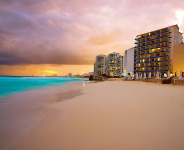 Meksika'da Cancun Forum beach günbatımı
