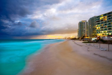 Meksika'da Cancun Forum beach günbatımı