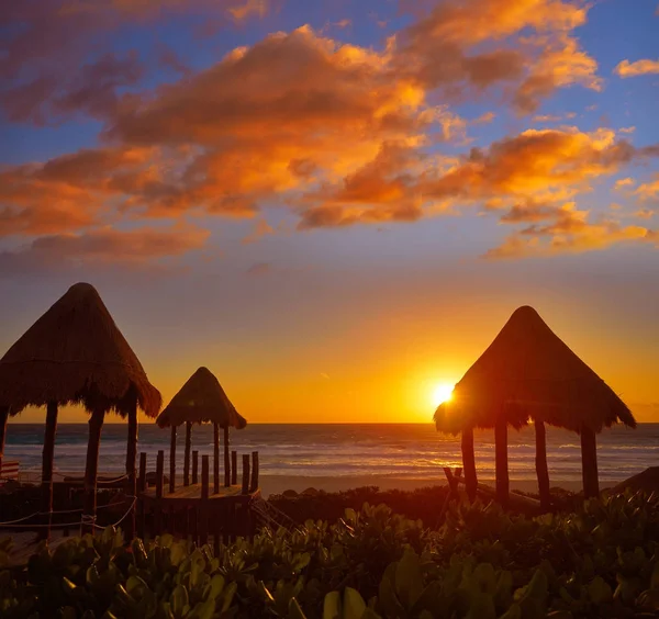 Lever de soleil à Cancun à Delfines Beach Mexique — Photo