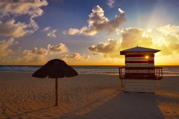 Nascer do sol em Cancun Delfines Beach México — Fotografia de Stock