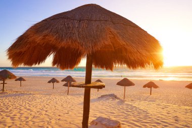 Cancun gündoğumu Delfines Beach Meksika