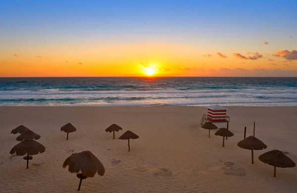Cancun zonsopgang aan Delfines strand Mexico — Stockfoto