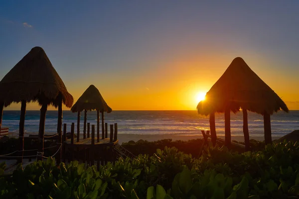 Wschód słońca Cancun w Meksyku plaża Delfines — Zdjęcie stockowe