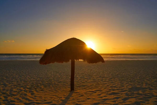 Ανατολή ηλίου: Κανκούν στο Μεξικό Delfines παραλία — Φωτογραφία Αρχείου
