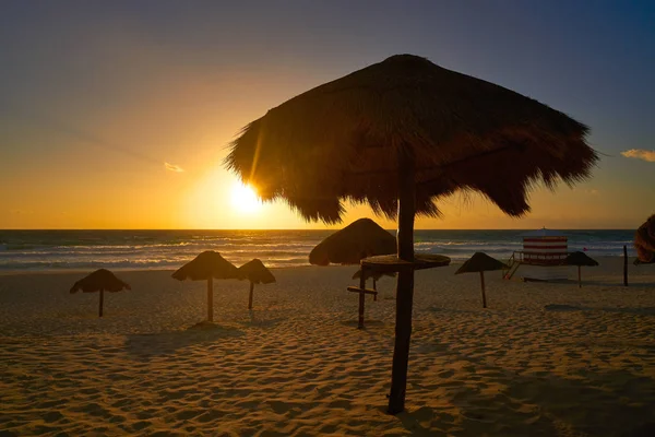 Wschód słońca Cancun w Meksyku plaża Delfines — Zdjęcie stockowe