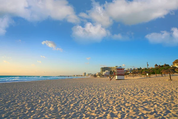 Cancun alba a Delfines Beach Messico — Foto Stock