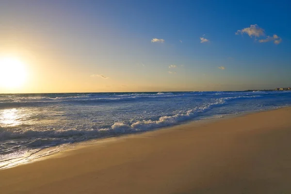 Lever de soleil à Cancun à Delfines Beach Mexique — Photo