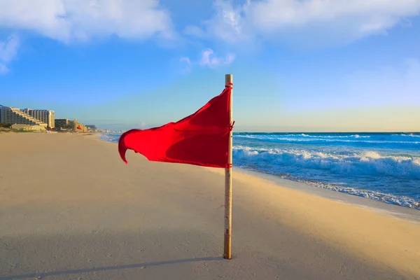 カンクン デルフィネス ビーチ赤い旗メキシコ — ストック写真