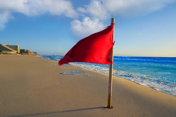 Cancun Delfines Beach red flag Mexico — Stock Photo, Image