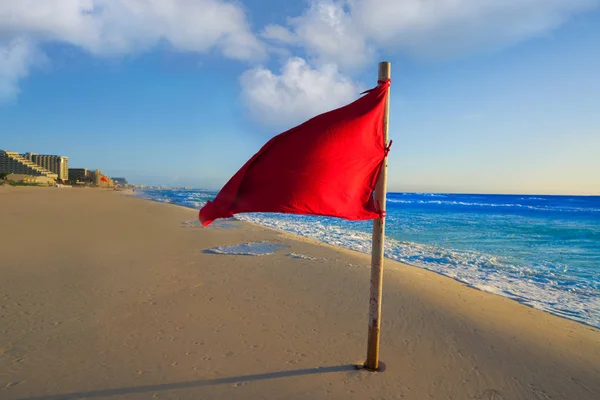 Cancún Delfines Praia bandeira vermelha México — Fotografia de Stock