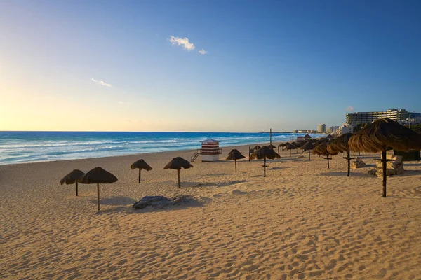 Nascer do sol em Cancun Delfines Beach México — Fotografia de Stock