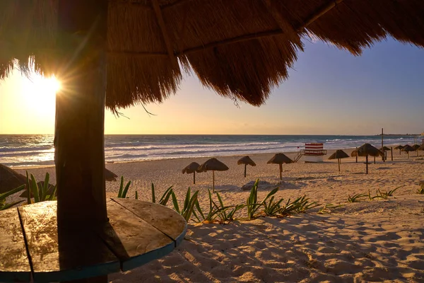 Ανατολή ηλίου: Κανκούν στο Μεξικό Delfines παραλία — Φωτογραφία Αρχείου