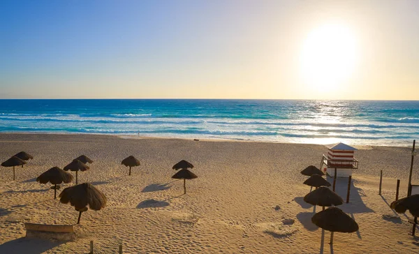 Nascer do sol em Cancun Delfines Beach México — Fotografia de Stock