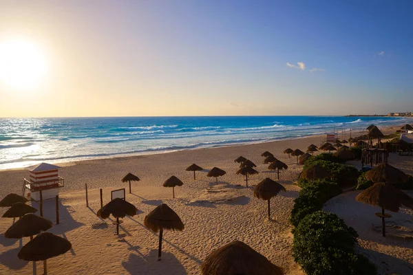 Cancun zonsopgang aan Delfines strand Mexico — Stockfoto