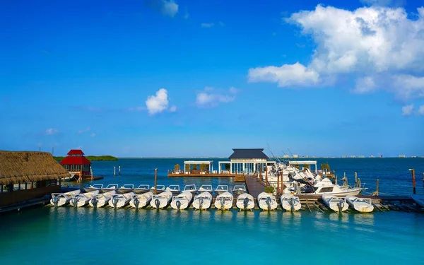 A mexikói Cancun szállodanegyedének marina — Stock Fotó