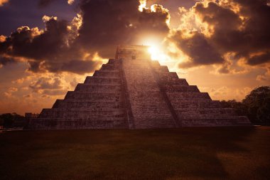 Chichen Itza sunrise El Templo Kukulcan