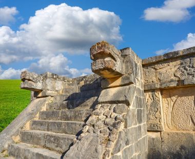 Chichen Itza yılan kafa Yucatan Meksika