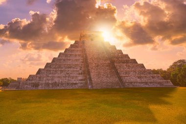 Chichen Itza sunrise El Templo Kukulcan