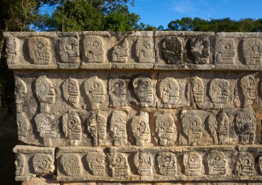 Chichen Itza tzompantli kafatası duvarına