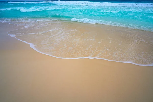Caribe praia de areia branca mar azul-turquesa — Fotografia de Stock