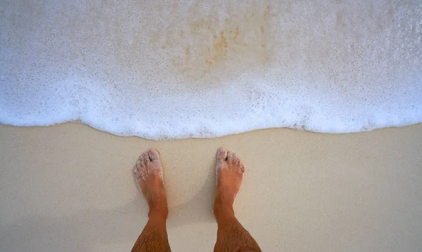 Tourist feet in tropical white sand beach — Stock Photo, Image