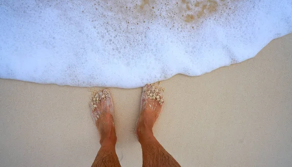 Tourist feet in tropical white sand beach — Stock Photo, Image