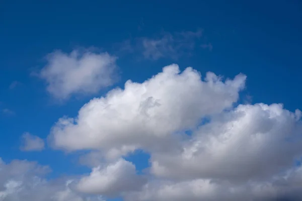 Cielo azul de verano nubes cúmulos blancas —  Fotos de Stock