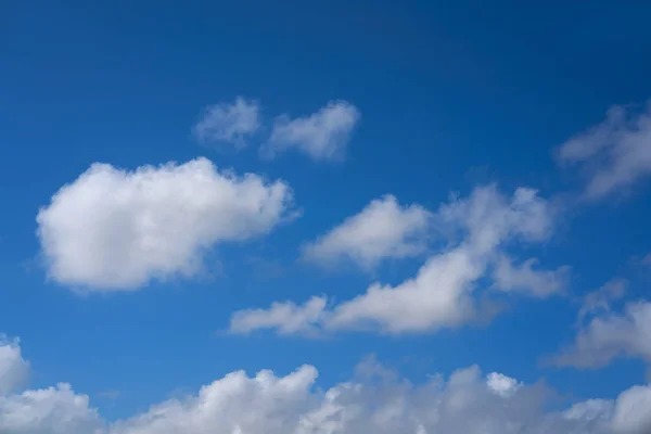 Mavi yaz gökyüzü beyaz cumulus bulutları — Stok fotoğraf