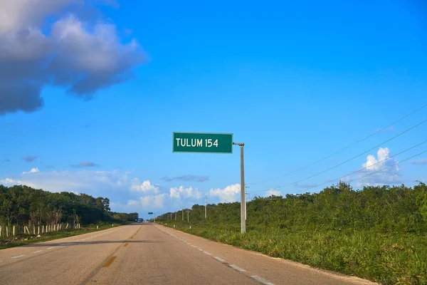 Señal de ruta de Tulum en Riviera Maya México — Foto de Stock