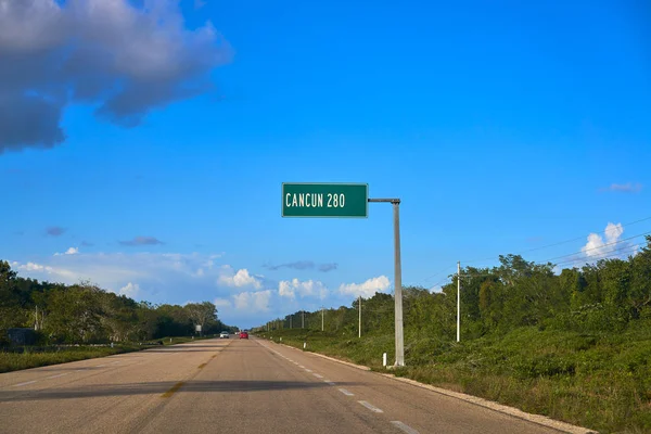 Cancun cartello stradale in Riviera Maya — Foto Stock