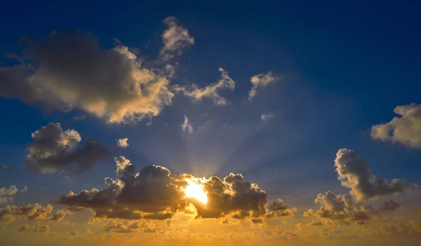 Pôr-do-sol colorido nuvens céu dramático — Fotografia de Stock