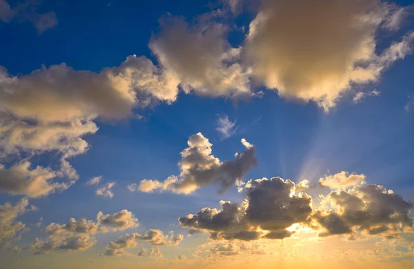 Захід сонця барвисті драматичні хмари неба — стокове фото
