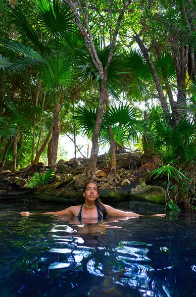 Dziewczyna w Cenote w Riviera Maya, Meksyk — Zdjęcie stockowe