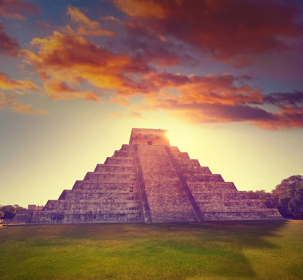 Chichén Itzá amanecer El Templo Kukulcan — Foto de Stock