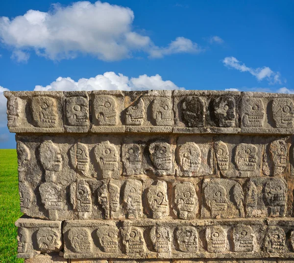Chichen Itza tzompantli kafatası duvarına — Stok fotoğraf