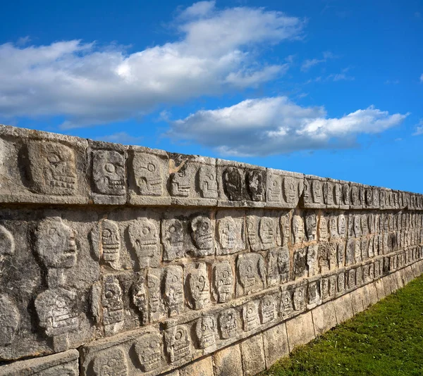 Чичен Іца Tzompantli стіни черепа — стокове фото